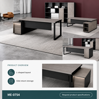 Bureau de direction moderne en forme de L avec plateau en bois grainé gris, pieds en boucle noire et armoire de rangement latérale