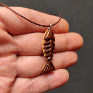 Collier avec pendentif poisson en bois, charme en bois naturel sculpté à la main, couleur marron, design minimaliste pour les amoureux de la nature - Product Image 4
