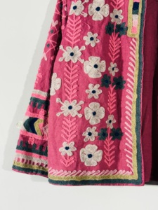 เสื้อแจ็คเก็ตกำมะหยี่สีชมพูร้อนลายดอกไม้แบบซูซานี – เสื้อโค้ทปักลายโบโฮทำมือ เสื้อคลุมงานเทศกาลสำหรับทุกเพศ - Product Image 6