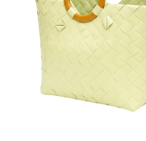 Sac à main en plastique tressé avec poignée en bois ronde exquise et sac fait main vert clair, sac de plage moderne pour femmes, idéal pour l'été - Product Image 2