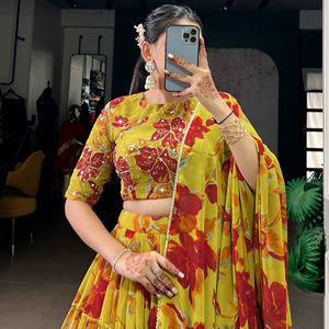 Ensemble Lehenga à imprimé floral jaune avec dupatta, tenue élégante pour les fêtes et les mariages, vêtements pour femmes, look de créateur haut de gamme - Product Image 1