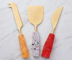 Juego de 3 cuchillos para queso con hoja de acero inoxidable dorado y mango de resina con efecto mármol, herramientas para untar mantequilla para uso en la cocina. - Product Image 1