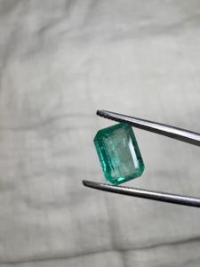 Émeraude naturelle zambienne de 1,73 ct, taille poire, pierre précieuse verte à effet lumineux pour la fabrication de bijoux, vente en gros, exportation - Product Image 3