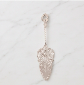 Spatule à gâteau vintage en argent, fabriquée à la main, en métal, avec poignée irrégulière ornée de strass, pour mariage - Product Image 1