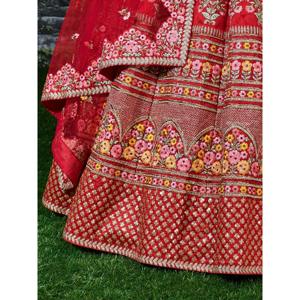 Impresionante ropa de novia de color rojo bordado Lehenga Choli - Product Image 1