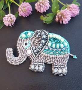 Broche perlée de qualité supérieure, faite à la main, accessoire pour femme à prix avantageux - Product Image 6