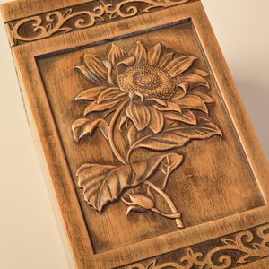 Urna Funeraria de Madera Hecha a Mano para Mascotas, Diseño Rectangular Tallado con Girasol, Duradera para Cenizas Humanas, Urna Masculina/Femenina con Girasol - Product Image 3