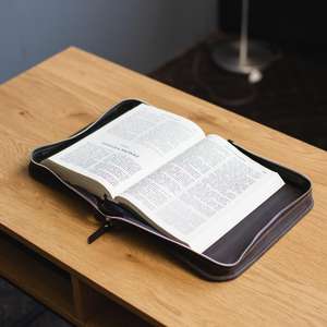 Étui de protection en cuir Adimani pour Bible avec fermeture éclair et logo personnalisé en relief, pochette de voyage chrétienne – Vente en gros - Product Image 3