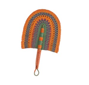 Éventail en jonc de mer tressé multicolore orange, fait main, écologique, motif géométrique ethnique, éventail rafraîchissant pour les fêtes d'été et la plage - Product Image 1