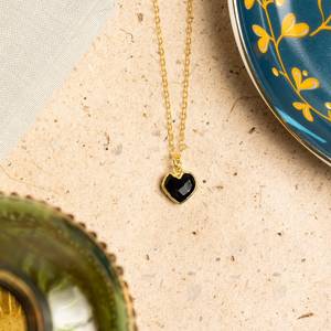 NIKHIL GEMS Colgante de Corazón Mini Vintage de Ónix Negro Hecho a Mano con Bisel Dorado, Joyería de Regalo para Mamá, Hija, Tercera Persona - Product Image 2