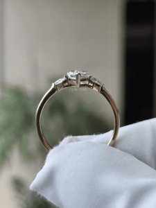 Anillo de Oro de 14K con Corte de Cometa, Cultivado en Laboratorio, 0.80 Ct, Certificado IGI, VS1, Banda Abierta, Diseño Geométrico, Engaste de Garras, Joyería Fina Moderna para - Product Image 3