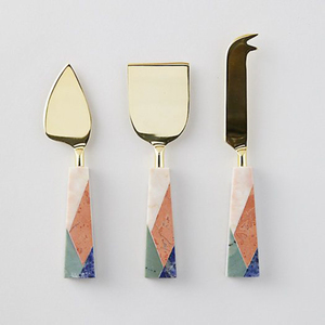 Juego de cuchillos para queso de acero inoxidable con mangos de resina rosa y verde marmoleados, elegante acabado dorado, herramientas para tabla de charcutería en venta - Product Image 5