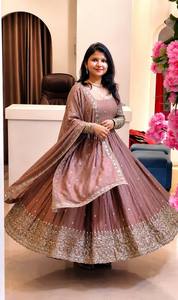 Ensemble de robe Anarkali longue pour femmes, style traditionnel indien et pakistanais, en soie froissée, imprimé numérique, avec dupatta brodé, idéal pour les mariages - Product Image 4