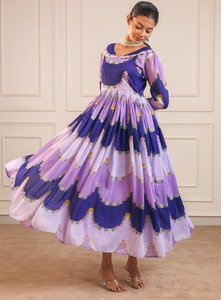 ชุดเดรสสไตล์ตะวันตกทรงหลวม ยาวปานกลาง คอวี ผ้ามัสลินพิมพ์ลายดอกไม้ ล้างทำความสะอาดได้ แฟชั่นน่ารักลำลองสำหรับฤดูร้อนปี 2026 รุ่น AARYA สำหรับผู้หญิง - Product Image 3