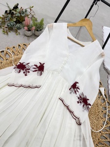 Traje Anarkali Blanco de Chanderi Bordado con Diseño Floral, Corte Holgado, Ropa Tradicional India y Pakistaní para Mujer - Product Image 6