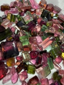 Pierres précieuses en tourmaline naturelle, taillées en coussin, facettées, mélangées rose, vert, émeraude, pleochroïque, tanzanite pour la fabrication de bijoux - Product Image 3
