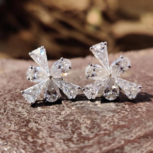 Boucles d'oreilles clous papillon en moissanite, grappe florale scintillante, bijoux élégants pour femme, cadeau de mariage, de mariée, de déclaration, de luxe pour elle - Product Image 1
