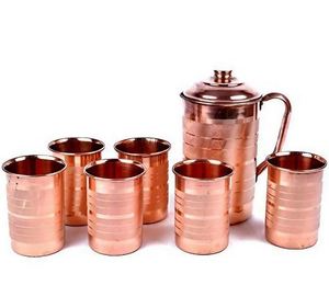 Ensemble de carafes en cuivre pour servir l'eau lors de réceptions familiales raffinées, ensemble en métal avec verres, durable et réutilisable pour le service de table. - Product Image 2