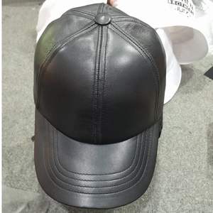 Gorra de regimiento color granate del Cuerpo Médico con un escudo bordado detallado con el insignia médico - Product Image 4