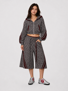 Ensemble deux pièces pour femme : sweat à capuche court et short large imprimé léopard graphite – Vente en gros - Product Image 1