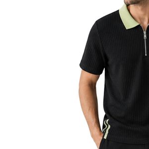 Polo de golf personalizado en negro y verde oliva, con media cremallera, manga corta, tejido texturizado, con logotipo personalizado y etiqueta privada para hombre. - Product Image 3