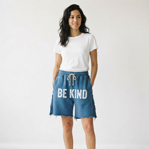 Pantalones cortos de chándal holgados para mujer con bordes sin rematar, casuales, 100% algodón polar estampado, de ajuste holgado, con cintura media con cordón, oversize y efecto desgastado - Product Image 2
