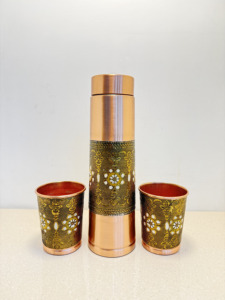 Jarra de Cobre Puro Cepillado Premium para Mesita de Noche con Juego de 2 Vasos, Botella de Agua de Cobre con Patrón de Filigrana Meenakari Antiguo en Relieve - Product Image 4
