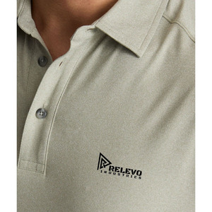 เสื้อโปโลแขนสั้นสีเทาเรียบ ยี่ห้อ Relevo Industries ผ้าโพลีเอสเตอร์ถัก ระบายอากาศได้ดี มีโลโก้ด้านหน้า สำหรับผู้ชาย - Product Image 2
