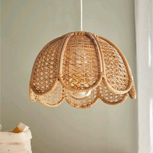 Lampe suspendue en rotin au design unique avec des choix exclusifs de couleurs et de motifs pour la décoration intérieure - Product Image 1
