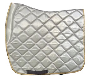 Tapis de selle pour cheval de qualité supérieure en coton et polyester avec sangle de maintien absorbant les chocs pour le dressage, le saut d'obstacles et l'équitation - Product Image 1
