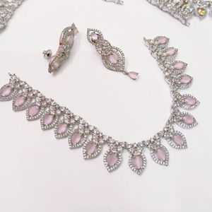Conjunto de Joyería de Cristal Rosa Plateado de Diseño – Collar y Pendientes de Lujo para Novia, para Ceremonia y Recepción de Boda - Product Image 1