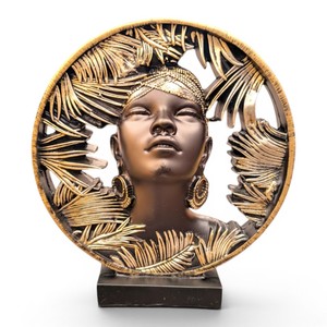 Escultura de Figura de Dama Africana con Motivo de Hoja Tropical, Adorno Decorativo de Poliresina para Mesa - Product Image 1