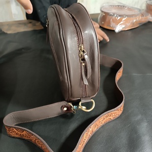 Bolso Bandolera de Cuero Genuino Estilo Western Vintage, con Dos Correas, Diseño Bohemio con Patrón de Cactus, Cierre de Cremallera, Gran Venta - Product Image 4