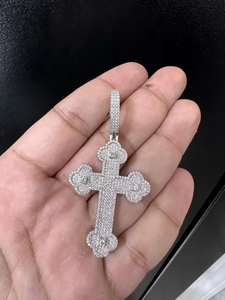 Colgante Religioso de Cruz de Plata de Ley 925 con Diamante Moissanita de Corte Brillante Redondo VVS, Lujoso y Unisex - Product Image 4