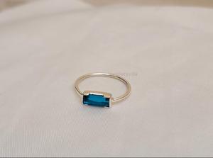 Bague minimaliste en argent sterling 925 plaqué or avec diamant taille émeraude, cadeau d'anniversaire de naissance - Product Image 4