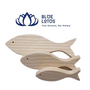 Escultura de mesa de madera tallada con motivos de peces y gatos, ecológica, el regalo más vendido. - Product Image 1