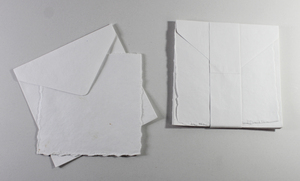 Carte personnalisée de haute qualité 250 g/m² à bords festonnés avec enveloppe assortie, papier recyclé fait main à partir de fibres de coton - Product Image 4