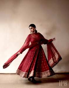 Robe Anarkali rouge élégante avec dupatta – Robe de créateur indienne brodée pour femme, idéale pour les mariages et les fêtes ethniques - Product Image 1