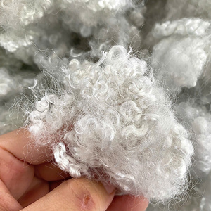 Fibres courtes de polyester recyclé, 100 % provenant de fragments de bouteilles PET, couleur blanc pur, tailles 32 mm-102 mm, 1,2D-15D, qualité AA/A/B. - Product Image 1