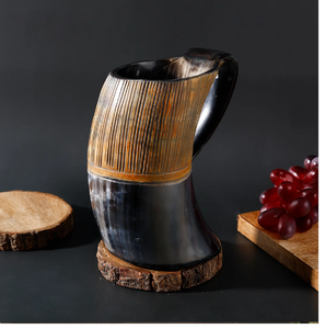 Vaso de cuerno negro pulido con grabado de brújula Vegvisir y motivo de dragón, disponible a precios de mayorista. - Product Image 4