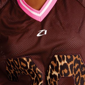 Camiseta Clásica Unisex de Fútbol Americano para Mujer, Color Marrón, Malla, Corte Holgado, Cuello en V, Estampado de Leopardo, Número Impreso, Ropa Deportiva Personalizada - Product Image 3