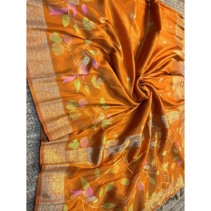 Sari en soie orange de qualité supérieure avec bordure dorée Zari et motifs floraux pour mariage - Product Image 1