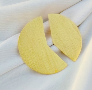 Pendientes Clásicos de Latón Cepillado Verde con Diseño de Media Luna Geométrica, Accesorio de Moda - Product Image 4