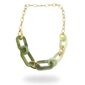 Collier artisanal en résine avec perles orange irrégulières, bijou statement au design artisanal - Product Image 6