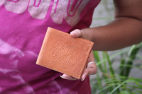 Dompet Koleksi Uang Kulit Asli Berkualitas Desain Vintage dengan Ukiran Gambar Unta yang Indah untuk Pria
