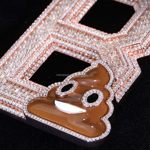 Sumérjase en el mundo del hip hop con un elegante colgante de diamantes sin igual con una letra y un símbolo Joyas de diamantes finos hechas a mano - Product Image 5