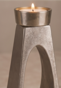 Porte-bougie contemporain en métal argenté brossé, silhouette d'arche de fenêtre, ornement de table minimaliste - Product Image 5