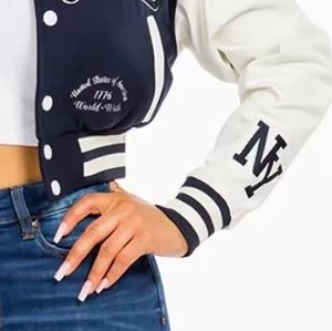 Chaqueta de Cuero Varsity Bordada Personalizada para Mujer, Cuerpo de Lana, Mangas de Cuero, Servicio de Muestras de Fábrica OEM ODM Disponible 2026 - Product Image 2