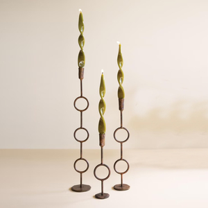 Ensemble de trois chandeliers rustiques en fer finition marron vieilli, à anneaux ouverts et bases circulaires géométriques superposées - Product Image 2