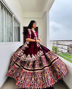 InCotton.M Lehenga Choli en Faux Georgette Brodé Rouge, Robe de Mariage Indienne Traditionnelle Longue, Coupe Classique pour Femme - Product Image 3